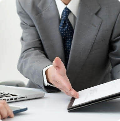 画像：パソコンでの作業と印刷されたDMを確認し、ワンストップで対応する様子