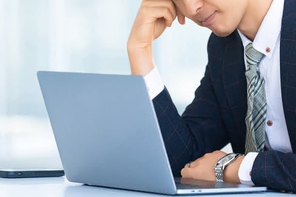 画像：悩んでいる様子の社員