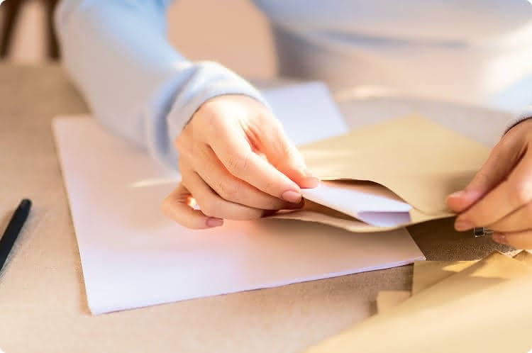 画像：DMを封入する様子